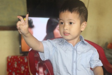 Bé trai 3 tuổi đọc sách, báo, hát karaoke như người lớn