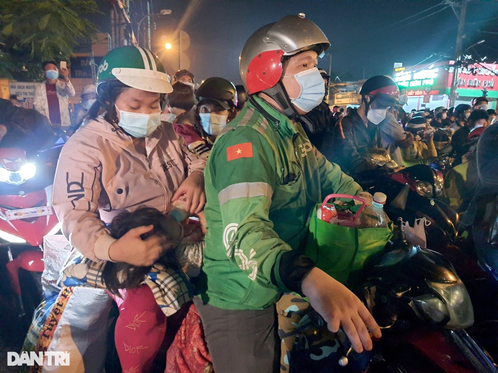 Bà bầu, trẻ nhỏ vật vã giữa dòng người ùn tắc ở cửa ngõ TPHCM trong đêm - 4 Bà bầu, trẻ nhỏ vật vã giữa dòng người ùn tắc ở cửa ngõ TPHCM trong đêm - 4
