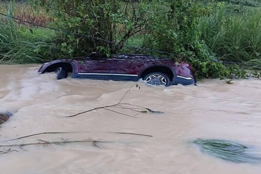 Vụ ô tô chở 5 người bị lũ cuốn trôi: Tiếng kêu cứu giữa đêm của nạn nhân