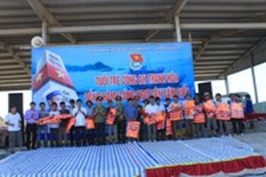 Ngư dân Hậu Lộc đón nhận cờ Tổ quốc, áo phao và Luật biển Việt Nam