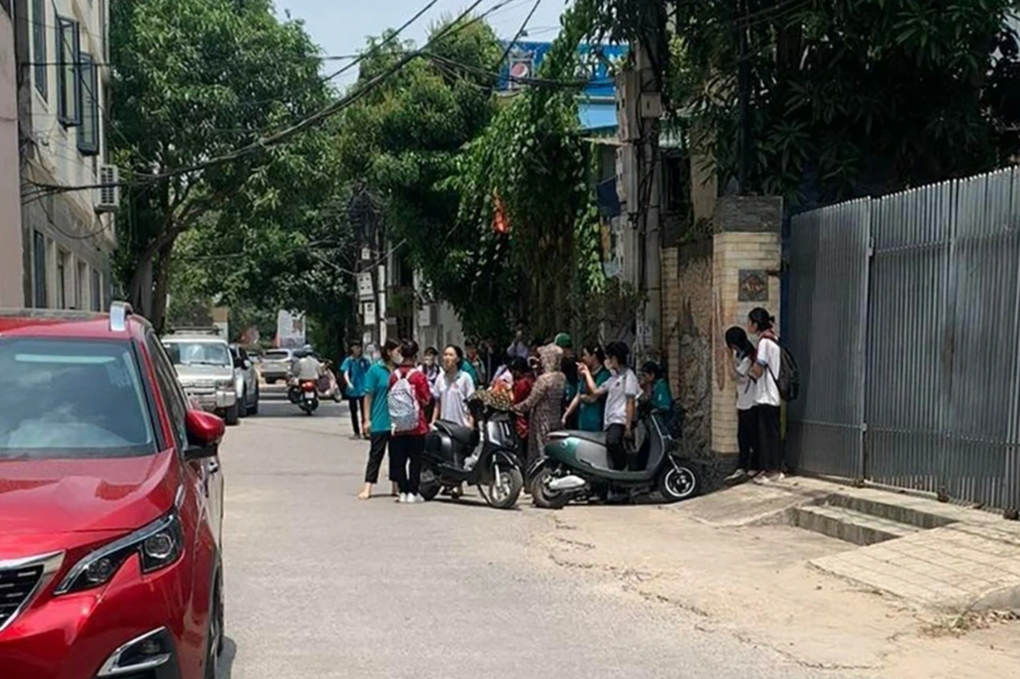 Nữ sinh túm tóc, giật bạn ngã giữa đường, vặc lại người lớn can ngăn - 1 Nữ sinh túm tóc, giật bạn ngã giữa đường, vặc lại người lớn can ngăn - 1