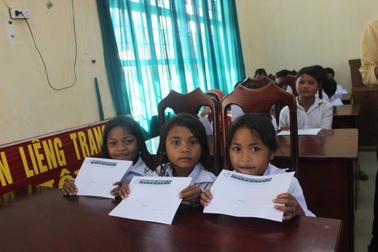 Grobest phối hợp với báo Dân trí, Quỹ KHVN trao 75 suất học bổng đến học sinh nghèo Lâm Đồng 