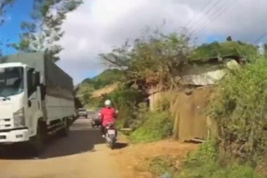 Đừng mạo hiểm cố vượt xe tải