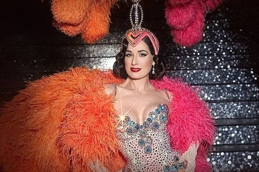 Vẻ đẹp tuổi ngũ tuần của "nữ hoàng múa thoát y" Dita Von Teese