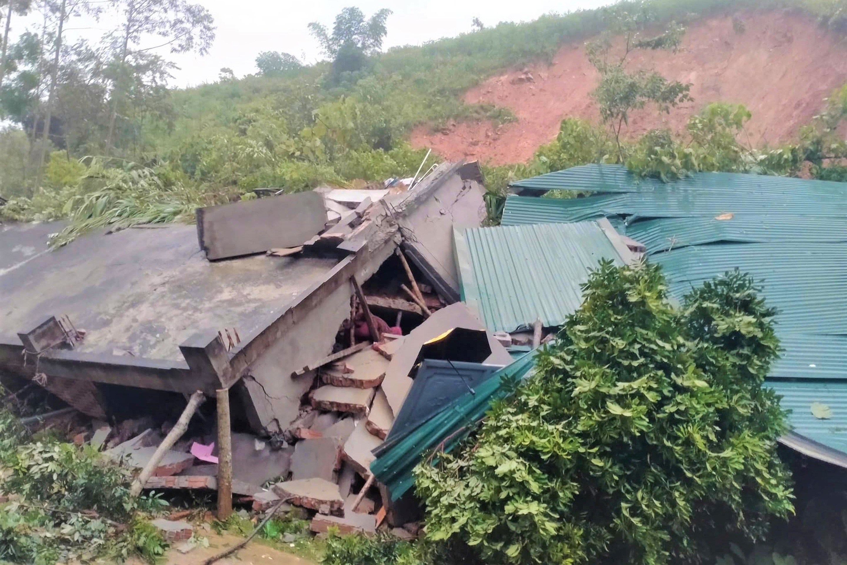 Vụ sạt lở sập nhà 4 người chết ở Hòa Bình: Các nạn nhân không kịp trở tay - 3 Vụ sạt lở sập nhà 4 người chết ở Hòa Bình: Các nạn nhân không kịp trở tay - 3