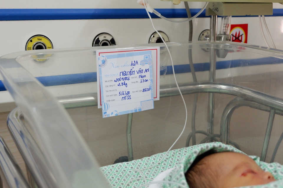 Hành trình kỳ diệu trở về với cuộc sống của bé sơ sinh bị bỏ rơi ở hố ga - 4 Hành trình kỳ diệu trở về với cuộc sống của bé sơ sinh bị bỏ rơi ở hố ga - 4
