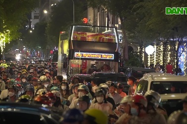 Đường TPHCM kẹt cứng trước giờ bắn pháo hoa