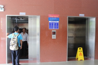 Rơi thang máy trong bệnh viện, một cụ ông trọng thương