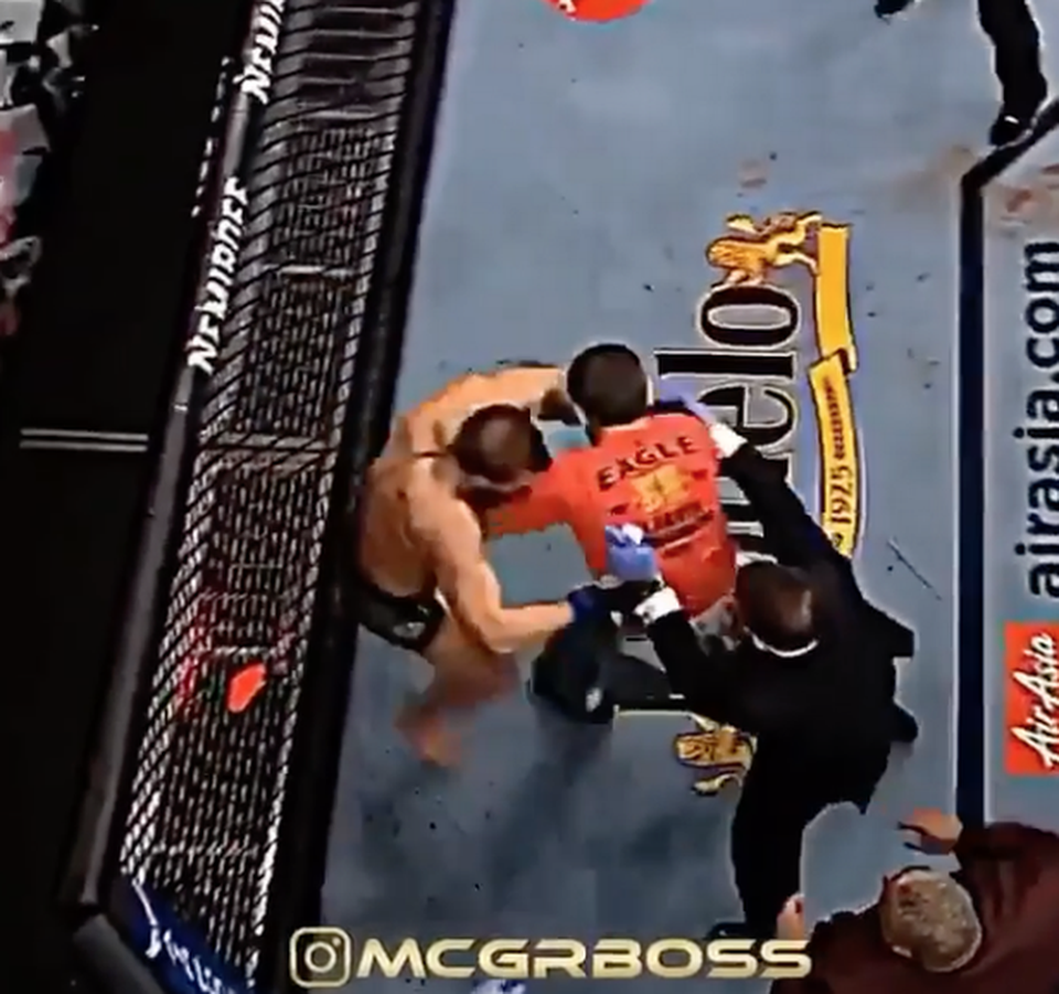 Gã điên McGregor tiết lộ cảnh quay mới vụ đánh nhau với Khabib năm 2018 - 2