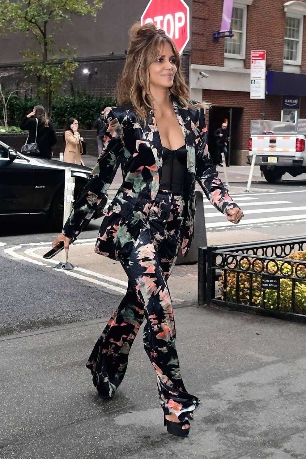 Dàn người đẹp sành điệu và gợi cảm trong trang phục vest sắc màu - 3