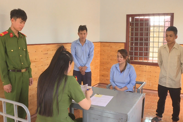 Giải cứu 18 cô gái bị "chăn dắt" phục vụ quán nhậu, karaoke