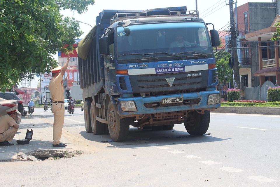 Hai tháng, xử phạt hơn 500 phương tiện chở quá khổ, quá tải - 2 Hai tháng, xử phạt hơn 500 phương tiện chở quá khổ, quá tải - 2