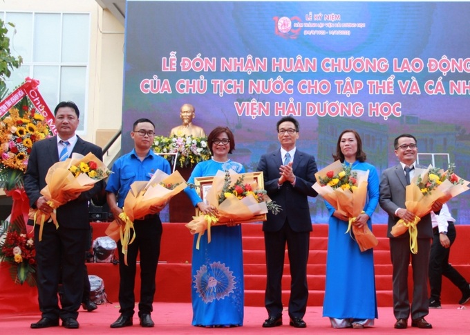 Phó Thủ tướng Vũ Đức Đam trao Huân chương Lao động hạng Nhất của Chủ tịch nước cho Viện Hải dương học.