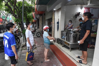 Người dân Hà Nội xách cặp lồng xếp hàng mua phở ở vùng xanh