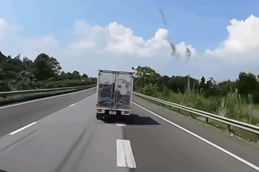 Tình huống xe 16 chỗ chèn ép xe tải trên đường cao tốc đầy khó hiểu