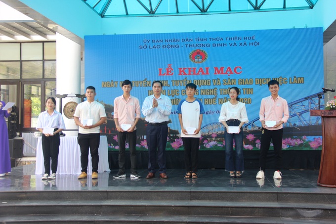 Thừa Thiên Huế: Sôi động ngày hội tuyển sinh, tuyển dụng nhân lực công nghệ thông tin năm 2020 - Ảnh 4. Thừa Thiên Huế: Sôi động ngày hội tuyển sinh, tuyển dụng nhân lực công nghệ thông tin năm 2020 - Ảnh 4.