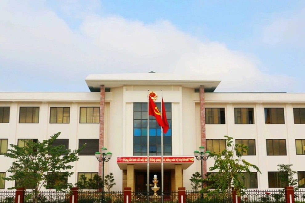 Bí thư huyện Cô Tô Lê Hùng Sơn quan hệ bất chính với cán bộ thuộc quyền - 1 Bí thư huyện Cô Tô Lê Hùng Sơn quan hệ bất chính với cán bộ thuộc quyền - 1