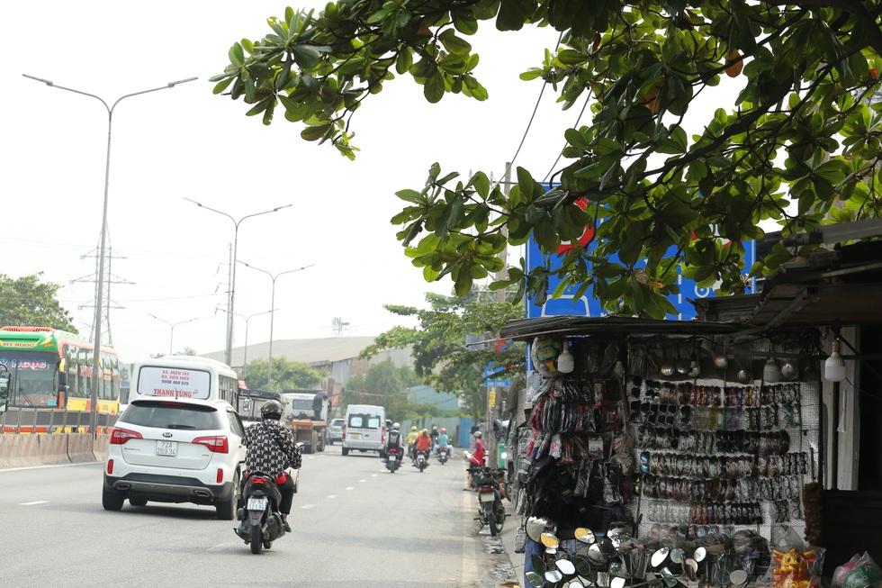 Nhan nhản biển báo "núp lùm" ở TPHCM gây khó cho tài xế