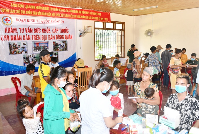 Khám, cấp thuốc miễn phí cho 213 đồng bào Vân Kiều