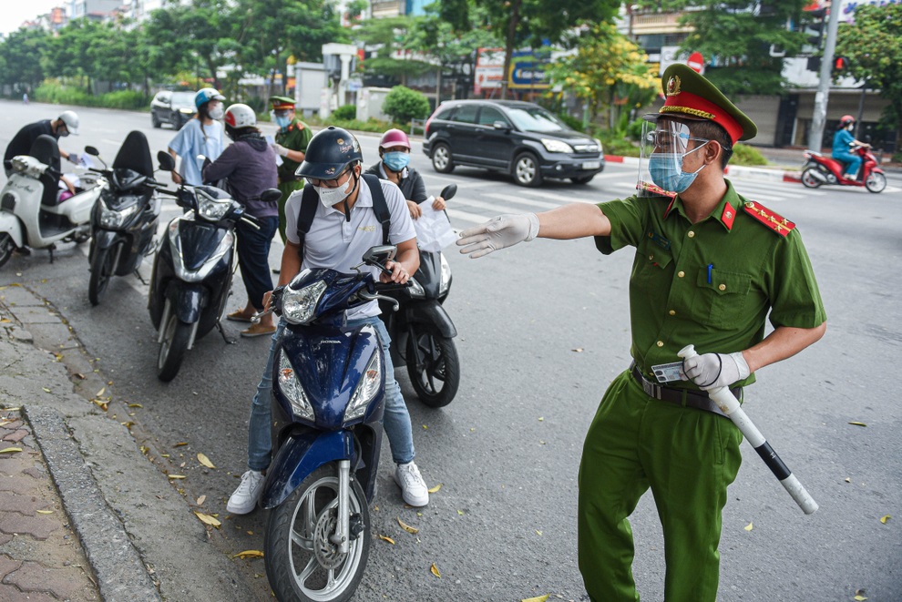 Nhiều người dân thiếu giấy đi đường, đi chợ sai ngày, không đúng giờ - 4 Nhiều người dân thiếu giấy đi đường, đi chợ sai ngày, không đúng giờ - 4
