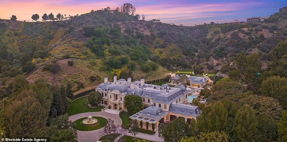 Tài tử Mark Wahlberg rao bán biệt thự với giá... hơn 2.000 tỷ đồng - 2