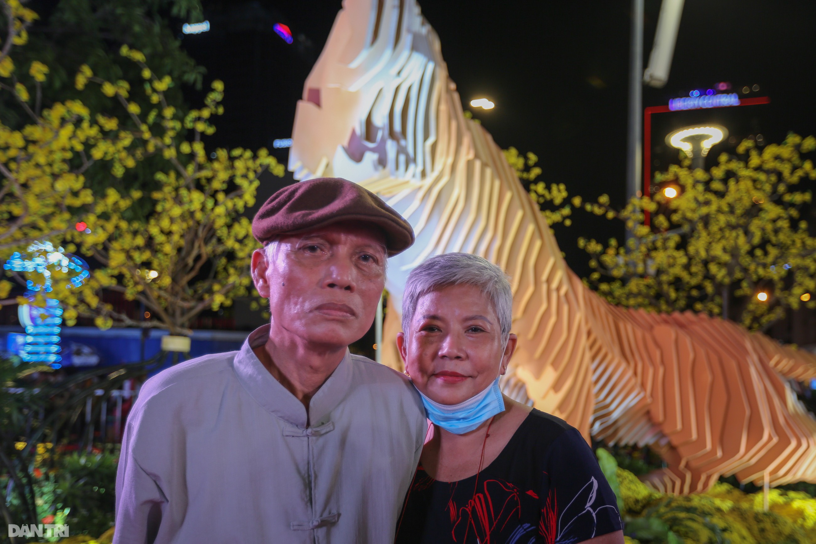 Hàng nghìn người dân Sài Gòn chen chân tham quan đường hoa Nguyễn Huệ - 9 Hàng nghìn người dân Sài Gòn chen chân tham quan đường hoa Nguyễn Huệ - 9