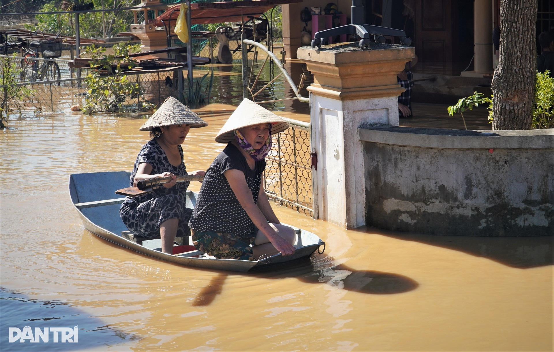 Lũ bủa vây suốt 5 ngày sau bão Bualoi, người quá cố vẫn chưa thể an táng - 7 Lũ bủa vây suốt 5 ngày sau bão Bualoi, người quá cố vẫn chưa thể an táng - 7