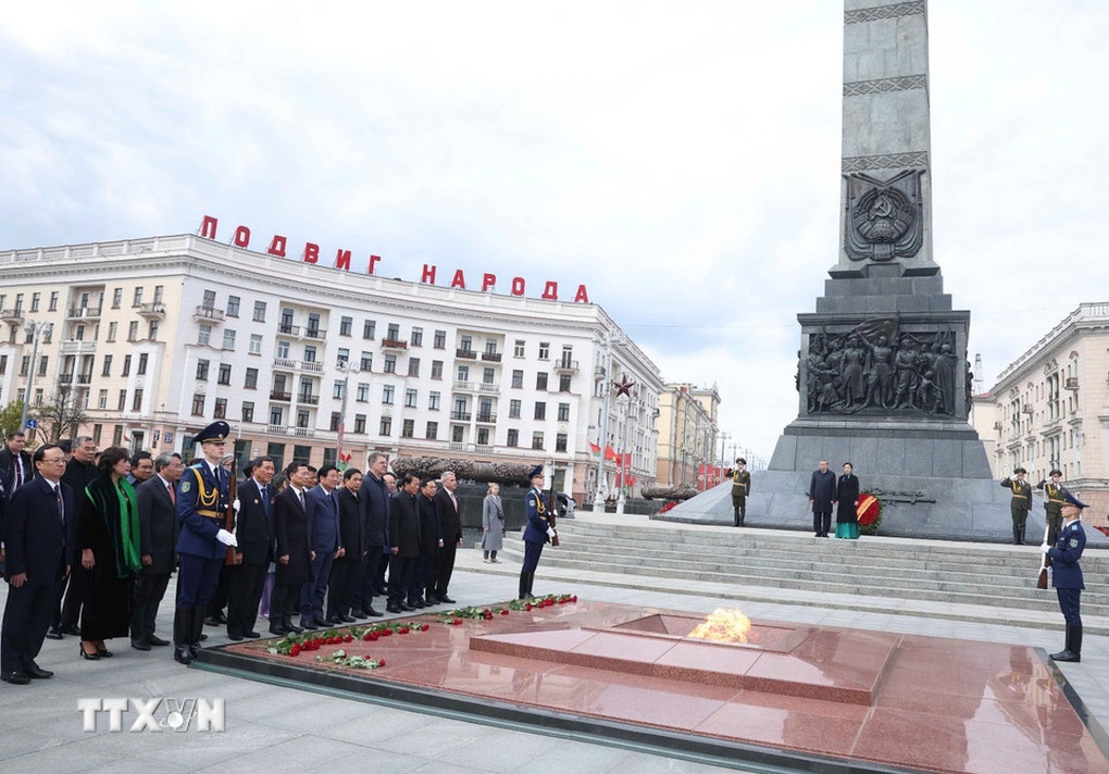 Tổng Bí thư Tô Lâm đặt hoa tại Tượng đài Chiến thắng ở thủ đô của Belarus - 4 Tổng Bí thư Tô Lâm đặt hoa tại Tượng đài Chiến thắng ở thủ đô của Belarus - 4