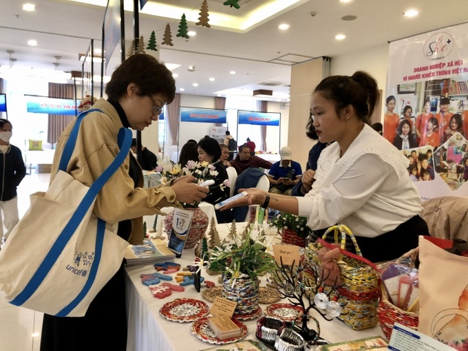 Một gian hàng của người khiếm thính, sản phẩm chủ yếu được làm bằng vỏ của túi mì tôm.