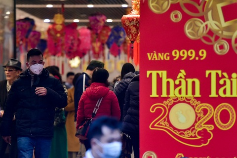 Trước ngày vía Thần Tài, người dân nườm nượp đeo khẩu trang, rửa tay sát khuẩn đi mua vàng