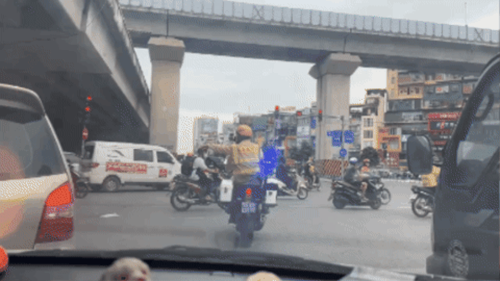 CSGT mở đường cho taxi chở nữ hành khách co giật đi cấp cứu - 1 CSGT mở đường cho taxi chở nữ hành khách co giật đi cấp cứu - 1