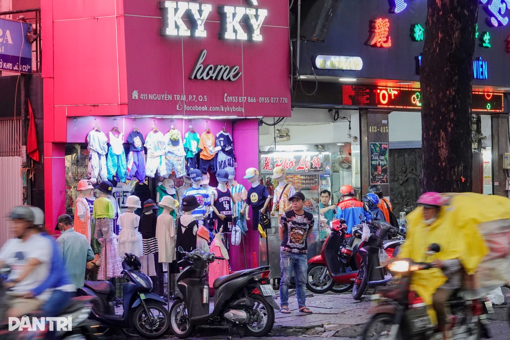 Phố thời trang sầm uất nhất TPHCM ế ẩm chưa từng thấy, shop chết la liệt - 1 Phố thời trang sầm uất nhất TPHCM ế ẩm chưa từng thấy, shop chết la liệt - 1