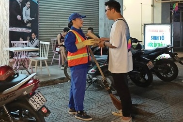 Nụ cười rạng rỡ của những cô lao công khi được tặng hoa ngày 20/10