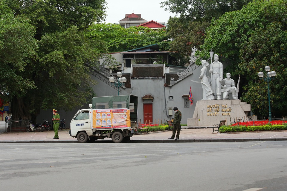 Hà Nội: Hàng trăm người dân đi tập thể dục bị nhắc nhở quay về nhà - 7 Hà Nội: Hàng trăm người dân đi tập thể dục bị nhắc nhở quay về nhà - 7