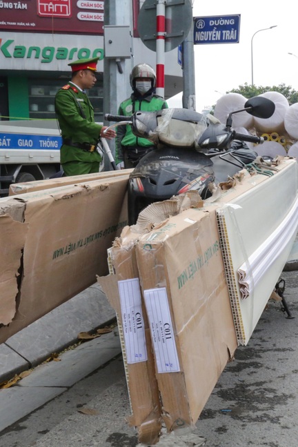 Bị CSGT phạt vì chở hàng cồng kềnh, tài xế nói "do phải mưu sinh"