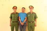 Khống chế kẻ chém bị thương 2 cán bộ công an rồi cầm rựa cố thủ trong nhà
