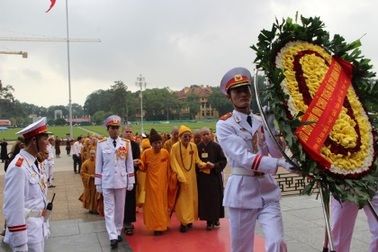 Đại biểu Phật giáo toàn quốc viếng lăng Chủ tịch Hồ Chí Minh