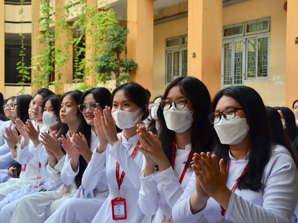 Những tiết chào cờ… không còn áp lực thi đua hay kết tội - 7 Những tiết chào cờ… không còn áp lực thi đua hay kết tội - 7