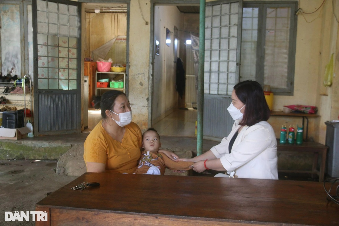 Thương cháu bé 3 tuổi vẫn co quắp, vật vã trong đau đớn như bị trời hành - 1 Thương cháu bé 3 tuổi vẫn co quắp, vật vã trong đau đớn như bị trời hành - 1
