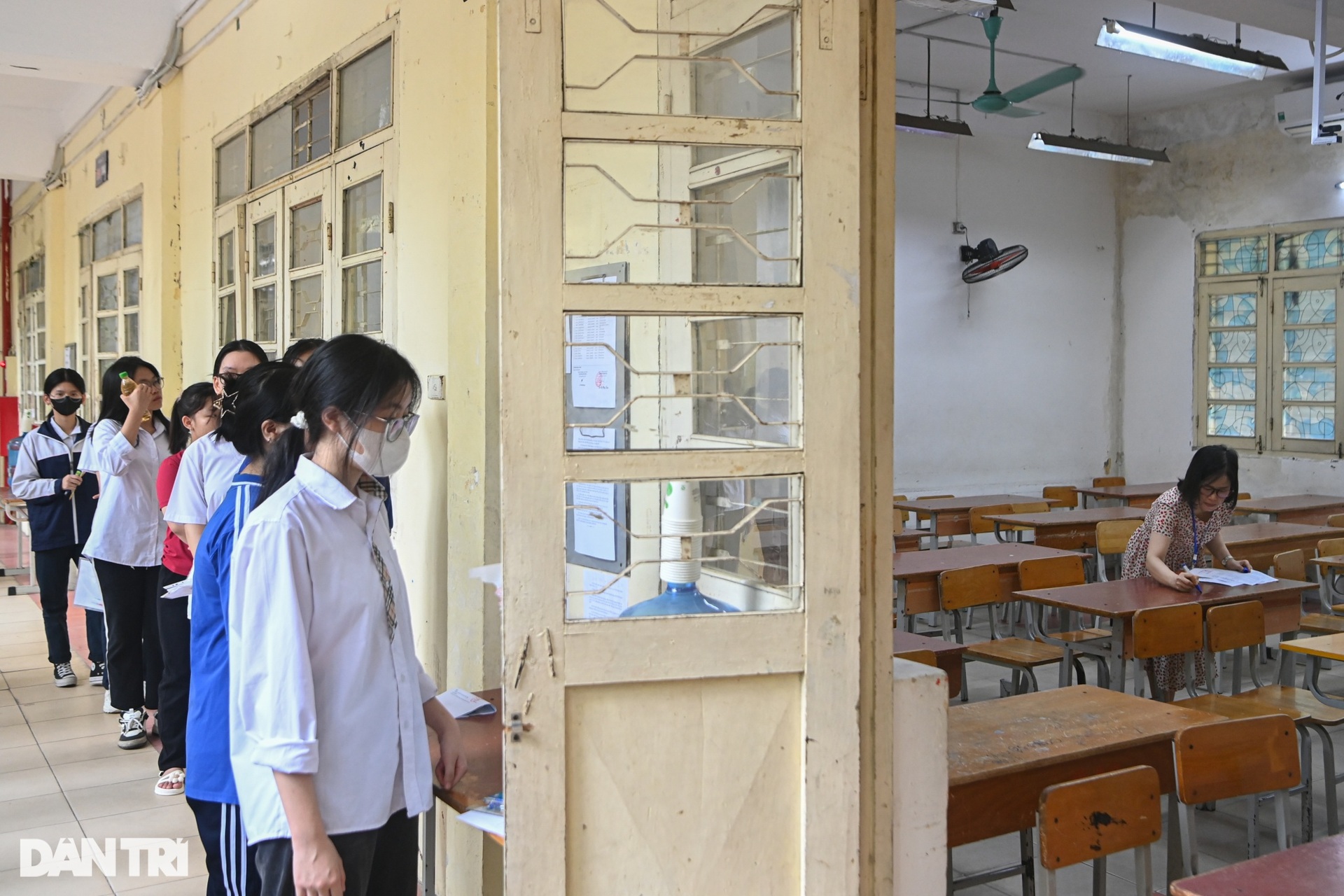 Phụ huynh tiếp sức sĩ tử thi môn ngữ văn vào lớp 10 ở Hà Nội - 9