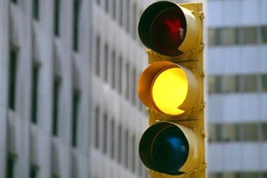 Điều khiển xe máy vượt đèn vàng có bị xử phạt không?