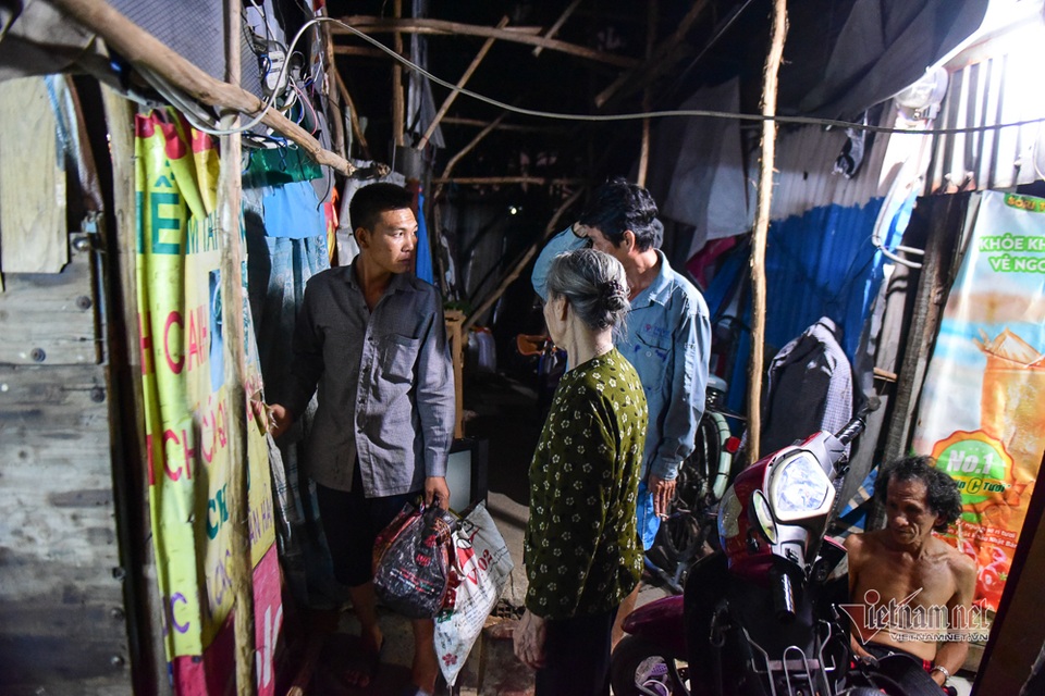 Chàng trai nghèo chở mẹ đi nhặt phế liệu khắp Sài Gòn - 7 Chàng trai nghèo chở mẹ đi nhặt phế liệu khắp Sài Gòn - 7