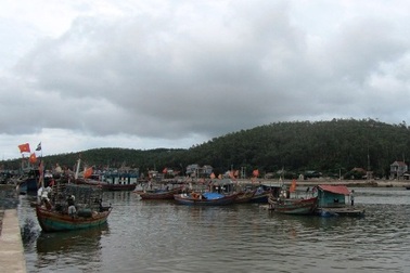 Tàu cá bị lốc đánh chìm, 15 ngư dân thoát chết