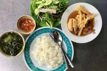 Cơm bụi 100.000 đồng ở TPHCM ngồi vỉa hè, khách thấy đắt nhưng không chê