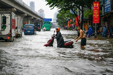 Ngập từ nhà ra phố, người dân Hà Nội quay cuồng giữa biển nước