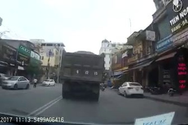 Mở cửa ô tô vô ý thức suýt khiến hai học sinh ngã vào bánh xe tải