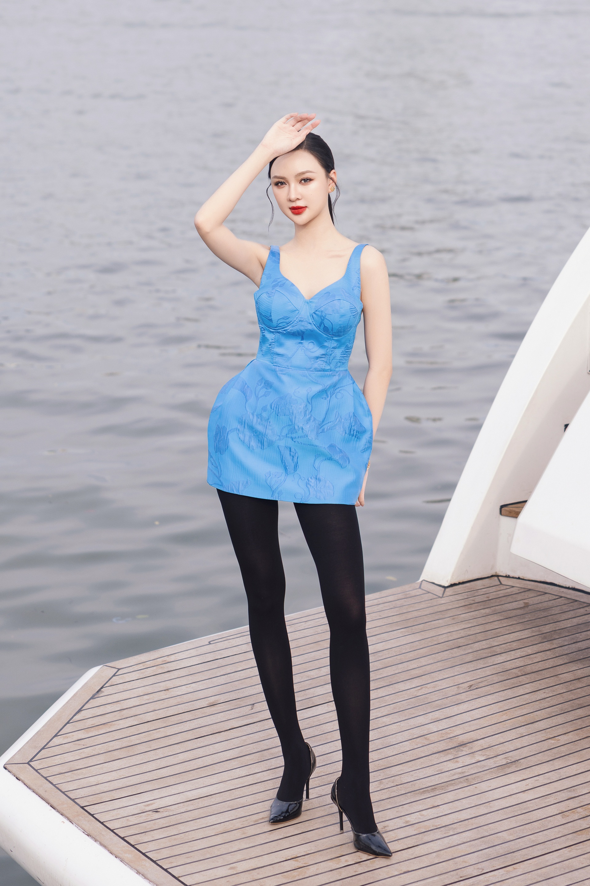 Thanh Lam và chồng bác sĩ sánh đôi dự show thời trang bên bờ sông Hàn - 15 Thanh Lam và chồng bác sĩ sánh đôi dự show thời trang bên bờ sông Hàn - 15