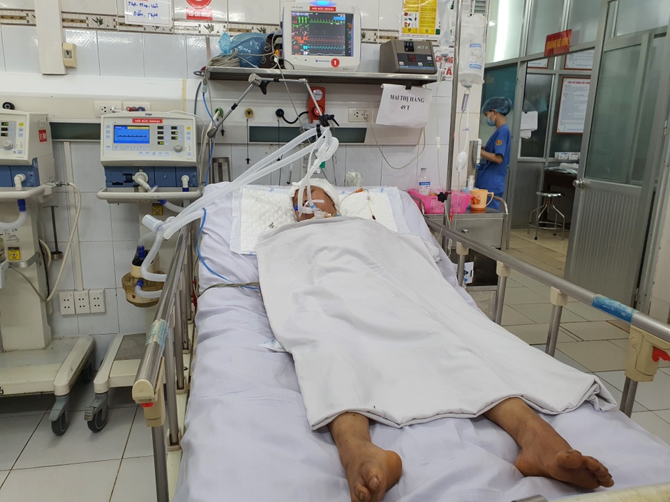 Vợ tai nạn, người chồng đổ gục: Em xin các anh, chị cứu vợ em với - 6