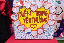 Giáo viên tặng ngày công từ tiết dạy, trò dành tiền quà sáng gửi miền Trung