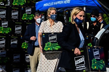 Đệ nhất ái nữ nhà Trump khuân vác, trao tặng đồ ăn từ thiện